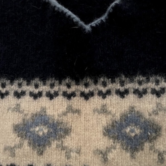 Great Northwest•Wool V-Neck Sweater - Picture 4 of 4